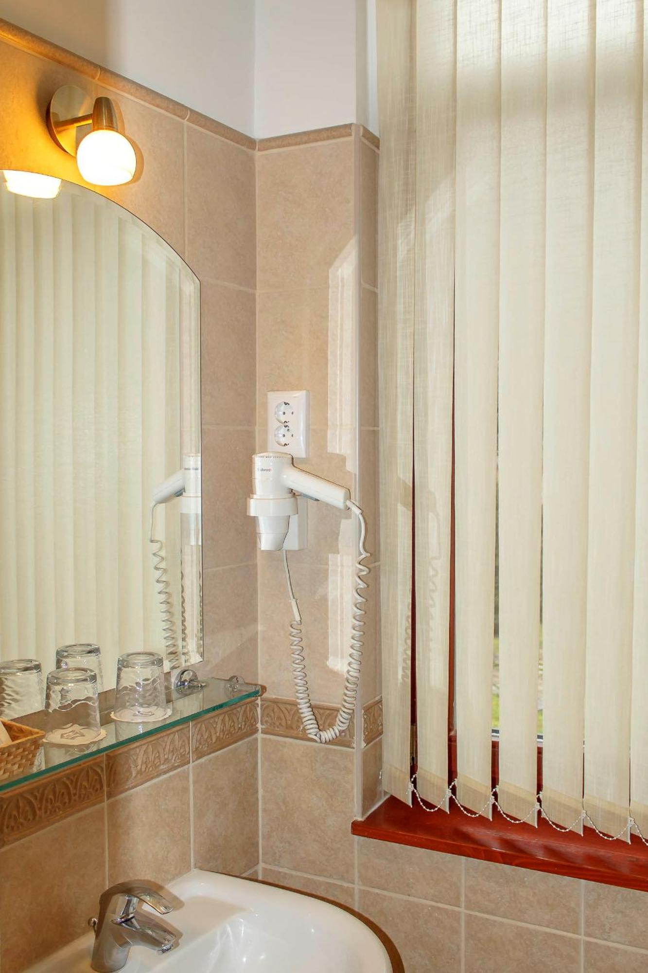 Pannon Hotel Bejelentkezes 20 Oraig, Check-In Until 20 O'Clock, Einchecken Bis 20 Uhr โมแฮชส์ ภายนอก รูปภาพ