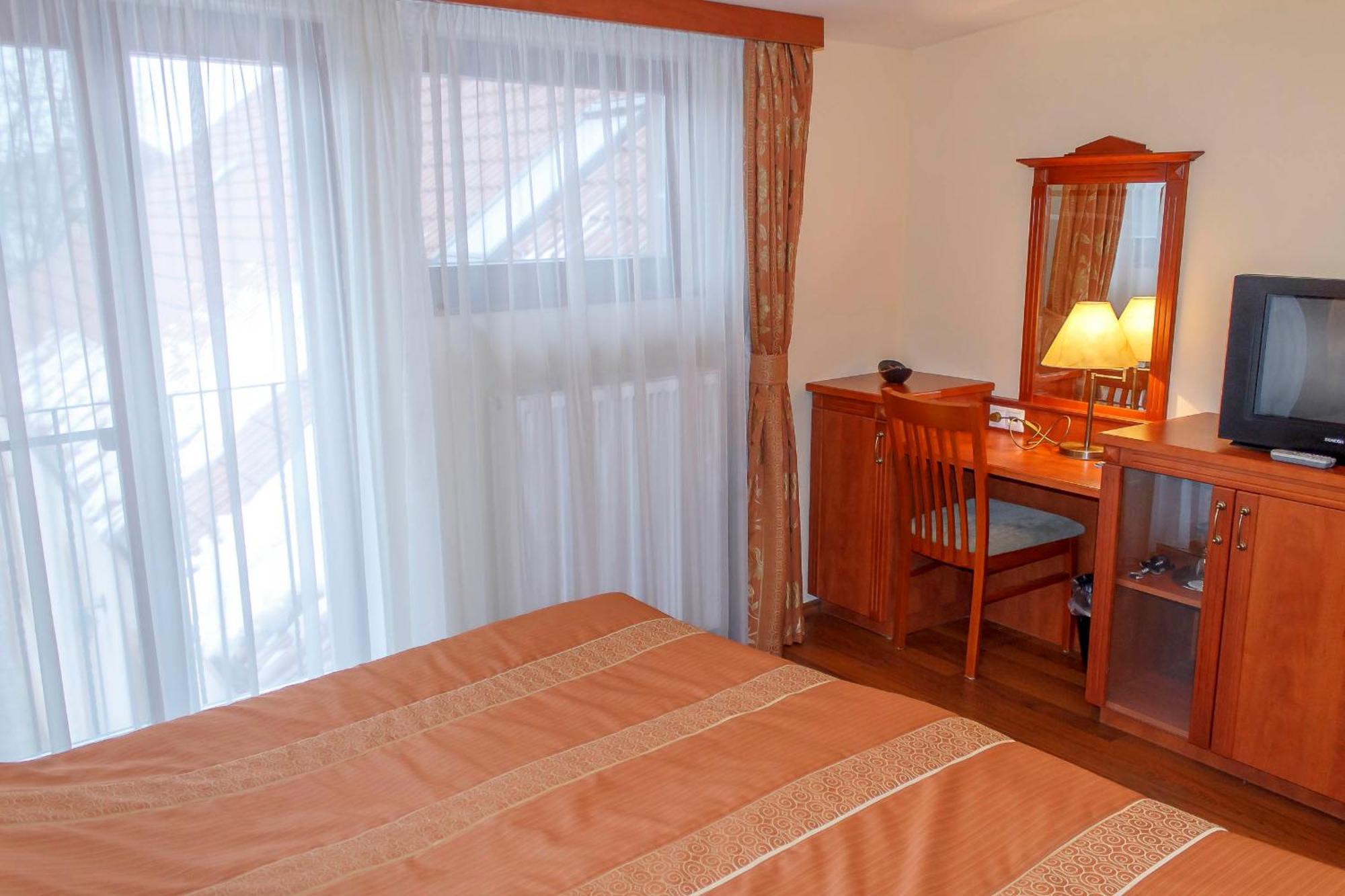 Pannon Hotel Bejelentkezes 20 Oraig, Check-In Until 20 O'Clock, Einchecken Bis 20 Uhr โมแฮชส์ ภายนอก รูปภาพ