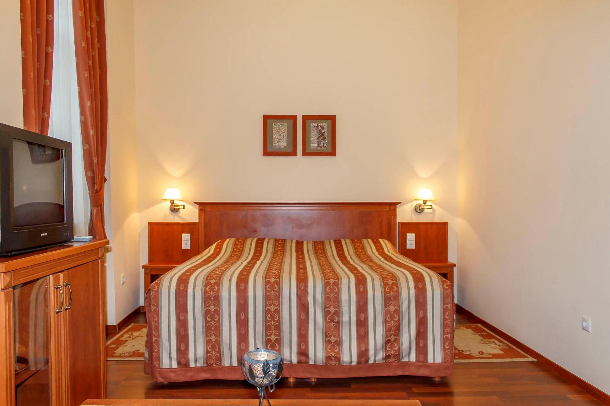 Pannon Hotel Bejelentkezes 20 Oraig, Check-In Until 20 O'Clock, Einchecken Bis 20 Uhr โมแฮชส์ ภายนอก รูปภาพ