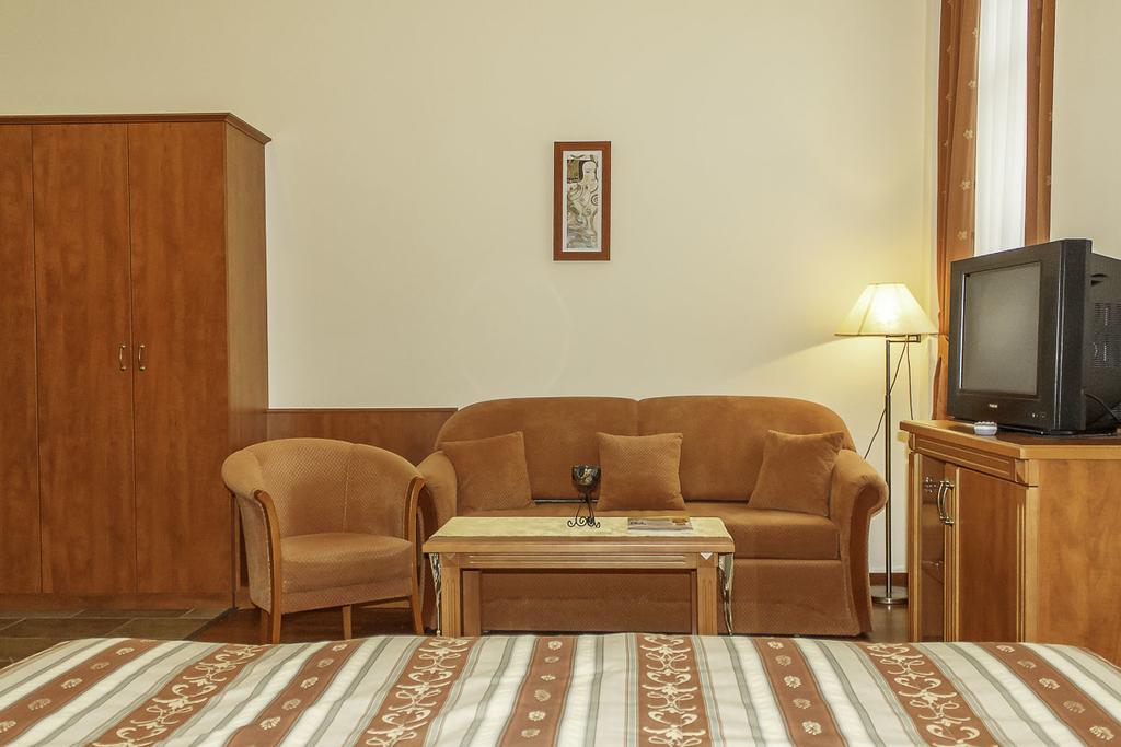 Pannon Hotel Bejelentkezes 20 Oraig, Check-In Until 20 O'Clock, Einchecken Bis 20 Uhr โมแฮชส์ ภายนอก รูปภาพ