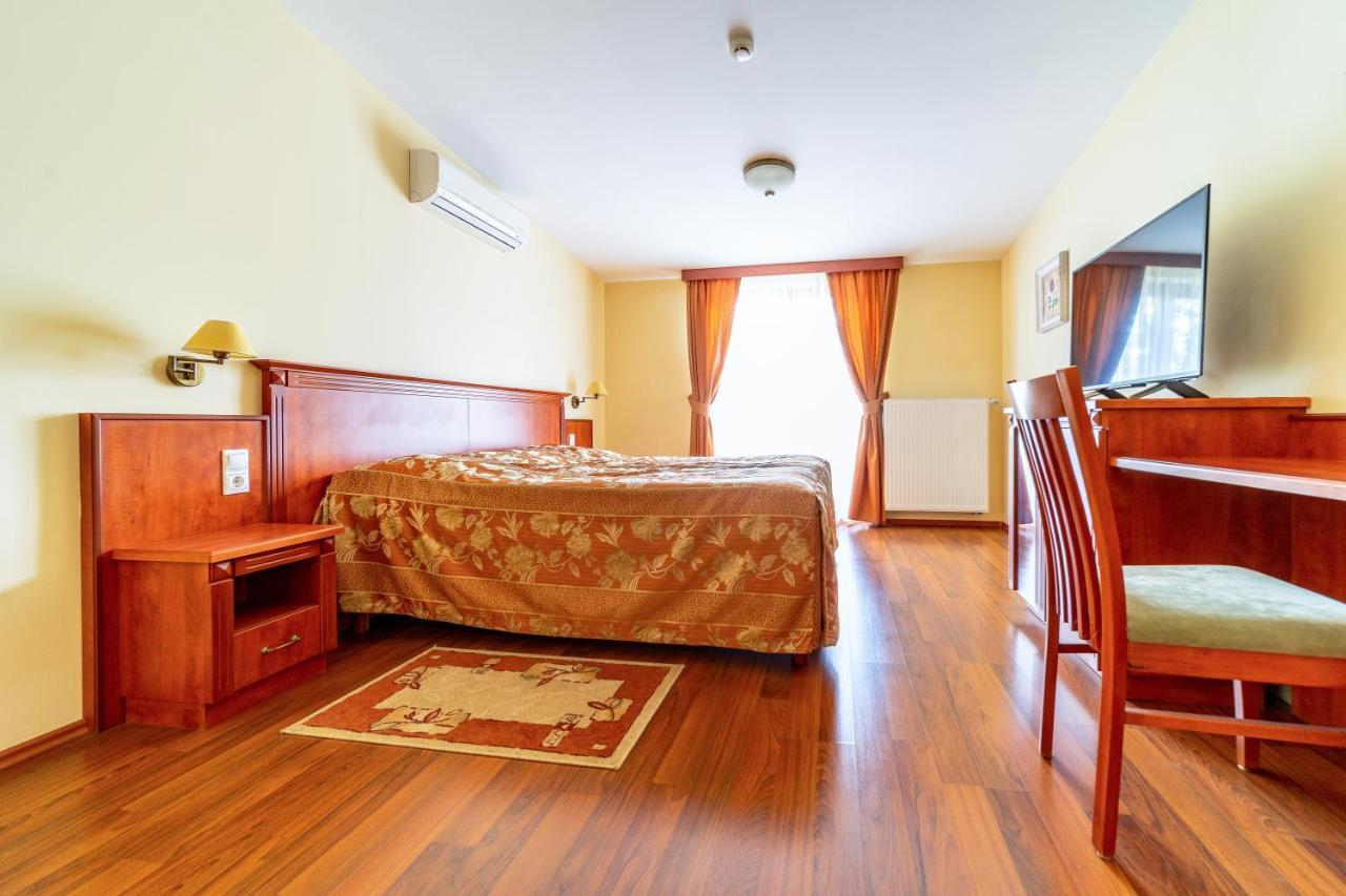 Pannon Hotel Bejelentkezes 20 Oraig, Check-In Until 20 O'Clock, Einchecken Bis 20 Uhr โมแฮชส์ ภายนอก รูปภาพ