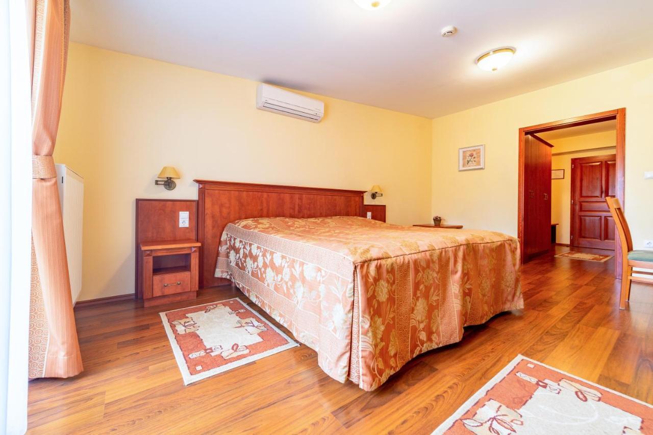 Pannon Hotel Bejelentkezes 20 Oraig, Check-In Until 20 O'Clock, Einchecken Bis 20 Uhr โมแฮชส์ ภายนอก รูปภาพ